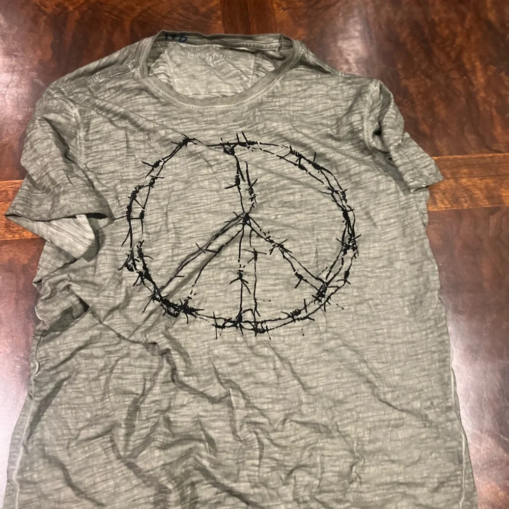 John Varvatos Sage Peace Symbol Tee trendy cool rebel but not trying too hard - Picture 1 of 3